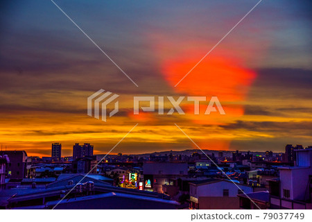 The clouds of light spread over the castle city, blue clouds are in the middle of the clouds, the fire clouds are special, and the clouds are special. The clouds of light spread over the castle city, blue clouds are in the middle of the clouds, the fire clouds are special, and the clouds are special. 79037749