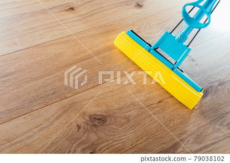 floor cleaning with a mop 79038102