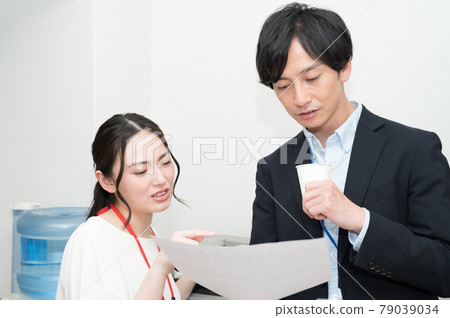Subordinates who consult with their boss about documents Subordinates who consult with their boss about documents 79039034