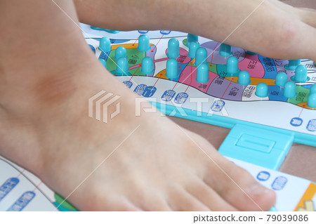 Stimulate the acupoints to maintain good health Stimulate the acupoints to maintain good health 79039086