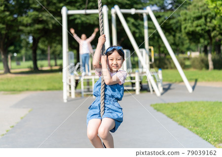 年輕的父母和孩子在公園裡玩耍 79039162