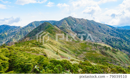 攀登白砂山:從土岩山眺望白砂山 攀登白砂山:從土岩山眺望白砂山 79039510