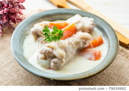 Boiled chicken wings in cream Boiled chicken wings in cream 79039992