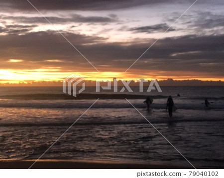 Surfing that starts with the sunrise Surfing that starts with the sunrise 79040102