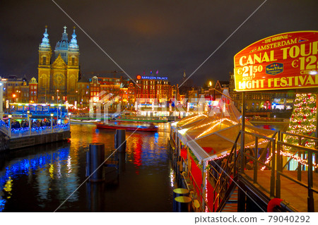 阿姆斯特丹中央車站前的運河夜景 3 79040292