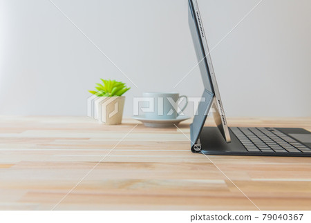 Person who operates the tablet White background Horizontal angle material Person who operates the tablet White background Horizontal angle material 79040367