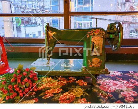 An old sewing machine that brings back memories 79041163