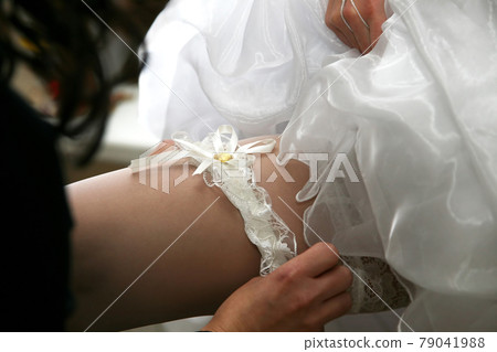 friend of the bride wears her wedding garter friend of the bride wears her wedding garter 79041988