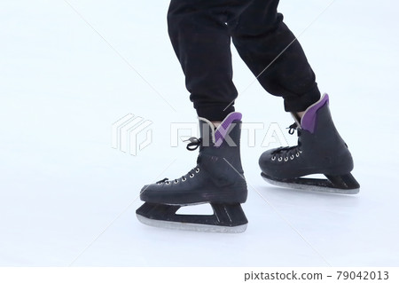 Feet skating on the ice rink 79042013