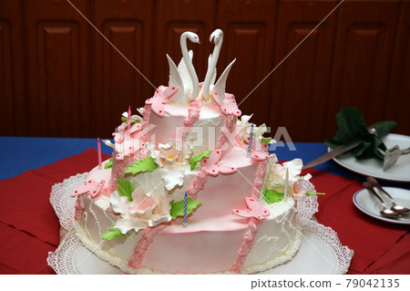 Wedding cake with decorative swans closeup 79042135