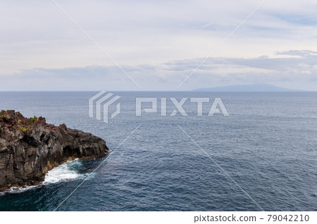 在岩石海角和地平線上看到的伊豆大島 79042210