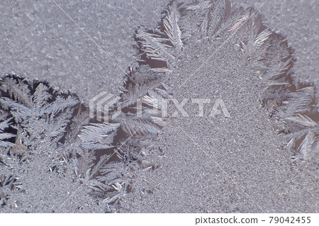 frosty patterns on the window glass closeup frosty patterns on the window glass closeup 79042455