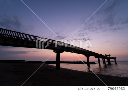 Immediately after sunset, magic hour evening calm bridge (Izumozaki Town, Niigata Prefecture) 79042983
