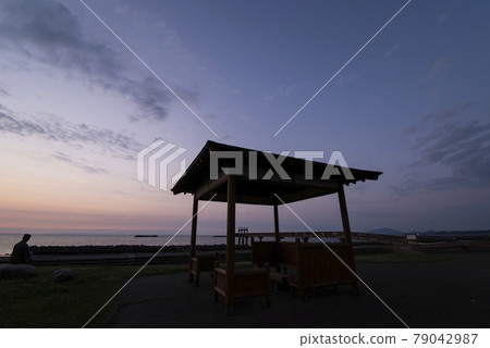 Immediately after sunset, Magic Hour Nihonkai Yuhi Park (Izumozaki Town, Niigata Prefecture) 79042987