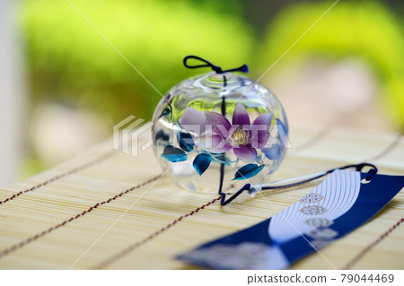 門廊上的鐵絲風鈴 4 79044469