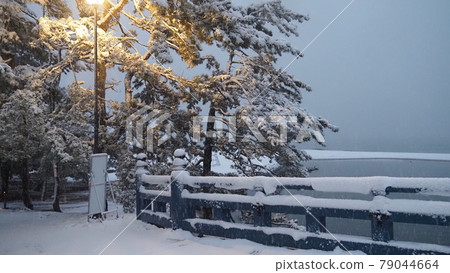 New Year's Eve 2020, early morning snow scene of Amanohashidate ① The sea where it snows completely New Year's Eve 2020, early morning snow scene of Amanohashidate ① The sea where it snows completely 79044664