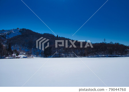 冬日的Hijiri湖結冰 79044768