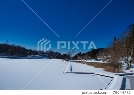 冬日的Hijiri湖結冰 79044772