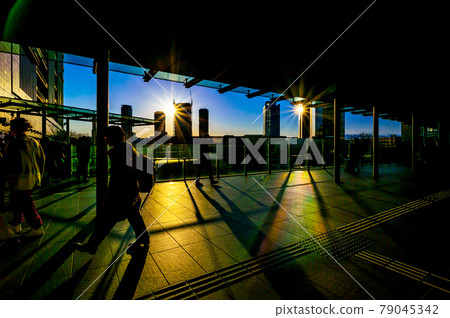 反射光和剪影，從大阪站到 Grand Front，3 月 8 日，日本 79045342