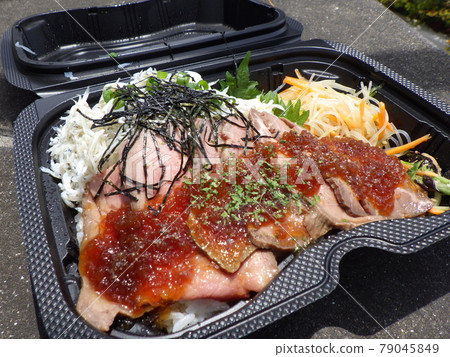 廚車外賣午餐 烤牛肉銀魚碗 新鮮製作的午餐 廚車外賣午餐 烤牛肉銀魚碗 新鮮製作的午餐 79045849
