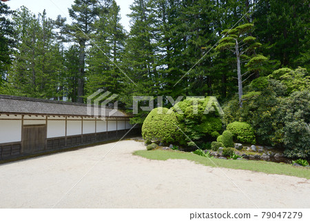 和歌山縣高野町從正殿眺望庭院的高野山金剛部寺 79047279