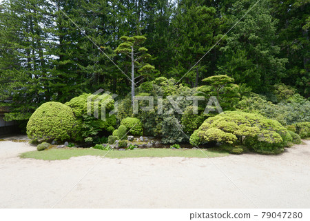 和歌山縣高野町從正殿眺望庭院的高野山金剛部寺 照片素材 圖片 圖庫