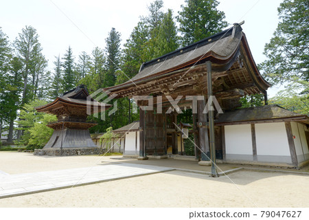 和歌山縣高野山金剛峰寺正門和鍾樓 和歌山縣高野山金剛峰寺正門和鍾樓 79047627