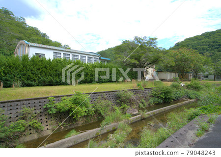 [Closed school] Scenery standing in the valley of the former Bizen City Mikuni Elementary School, Bizen City, Okayama Prefecture 79048243