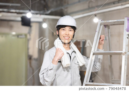 一個年輕人在建築工地的畫像 一個年輕人在建築工地的畫像 79048478