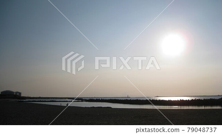 Parents and children enjoying the calm Sea of Japan and the beach during the rainy season Parents and children enjoying the calm Sea of Japan and the beach during the rainy season 79048737