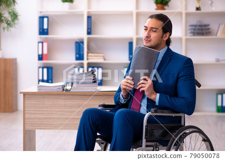 Young disabled employee working in the office 79050078