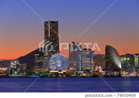 [Kanagawa Prefecture] Night view of Minatomirai and Mt. Fuji 79050409