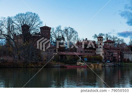 從義大利都靈波河對岸看到的瓦倫蒂諾公園的中世紀村莊 從義大利都靈波河對岸看到的瓦倫蒂諾公園的中世紀村莊 79050503
