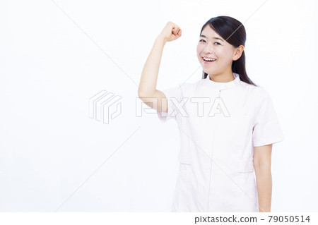 做膽量姿勢的美容診所工作人員 79050514