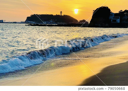 從鎌倉七里濱看江之島的日落 從鎌倉七里濱看江之島的日落 79050668