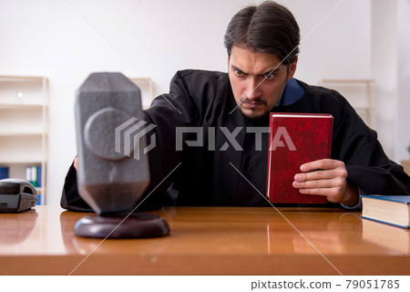 Young male judge working in the courtroom 79051785