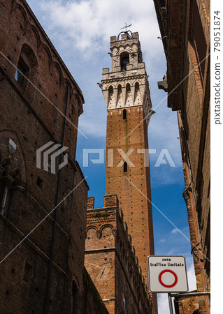 Tower of Mangia seen from the alley of Siena, Italy Tower of Mangia seen from the alley of Siena, Italy 79051874