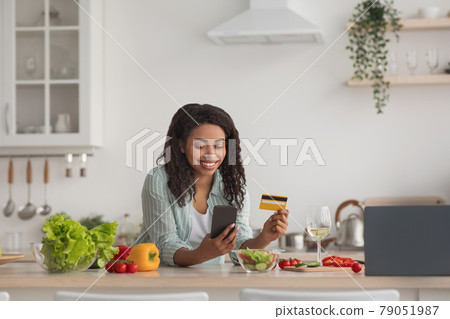 App for pay money, shopping remotely, covid-19 pandemic and social distance App for pay money, shopping remotely, covid-19 pandemic and social distance 79051987