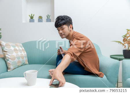 年輕男子在家使用電腦工作 79053215