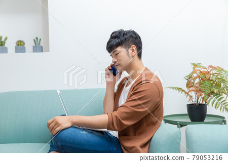 年輕男子在家使用電腦工作 79053216