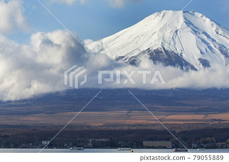 山梨 / 山中湖 富士山和冬季從湖岸看到的動態雲 79055889