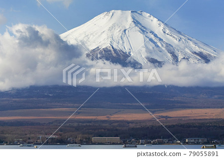 山梨 / 山中湖 富士山和冬季從湖岸看到的動態雲 79055891
