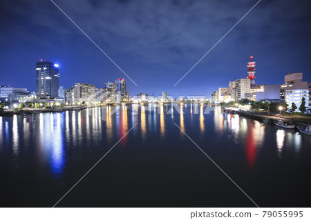 從龍虎橋看萬代橋和信濃川的夜景[新潟縣] 79055995