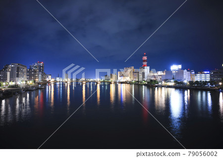 從龍虎橋看萬代橋和信濃川的夜景[新潟縣] 79056002