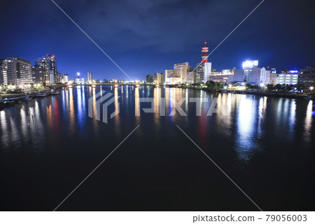 從龍虎橋看萬代橋和信濃川的夜景[新潟縣] 79056003