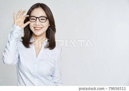 眼鏡,眼科,年輕女性,女商人,職業女性,風箏,灰色背景 眼鏡,眼科,年輕女性,女商人,職業女性,風箏,灰色背景 79056511