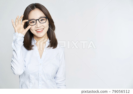 眼鏡，眼科，年輕女性，女商人，職業女性，風箏，灰色背景 79056512