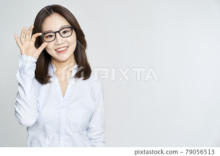眼鏡,眼科,年輕女性,女商人,職業女性,風箏,灰色背景 眼鏡,眼科,年輕女性,女商人,職業女性,風箏,灰色背景 79056513