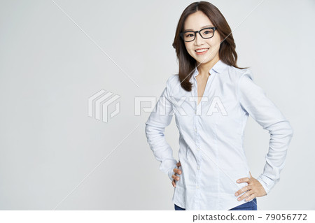 眼鏡,眼科,年輕女性,女商人,職業女性,風箏,灰色背景 眼鏡,眼科,年輕女性,女商人,職業女性,風箏,灰色背景 79056772