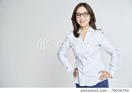 眼鏡,眼科,年輕女性,女商人,職業女性,風箏,灰色背景 眼鏡,眼科,年輕女性,女商人,職業女性,風箏,灰色背景 79056784